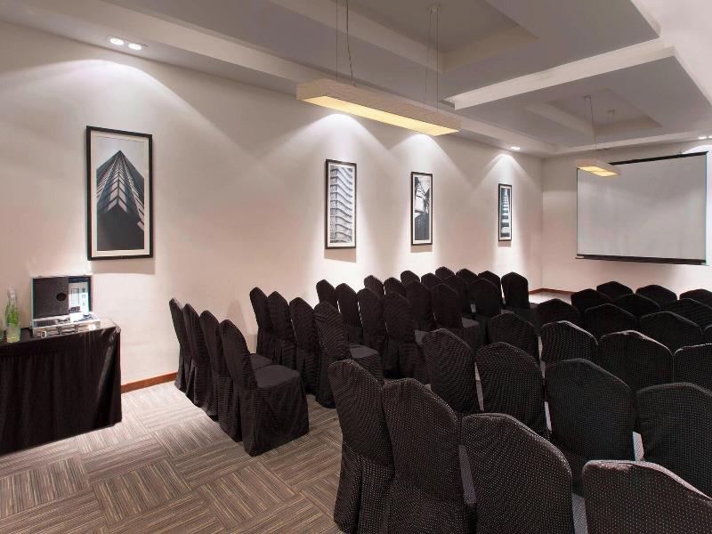 Four Points By Sheraton Hotel and Serviced Apt image