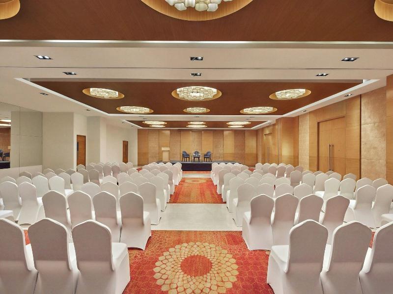 Four Points By Sheraton Hotel and Serviced Apt image