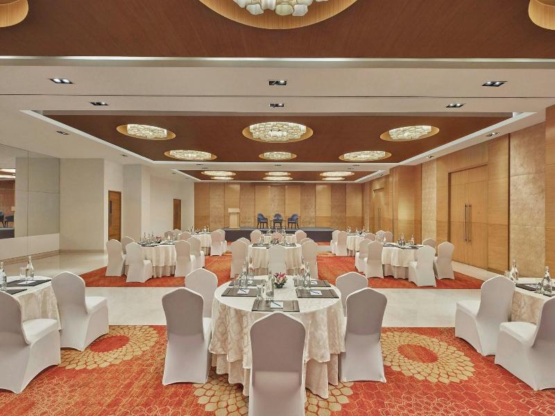 Four Points By Sheraton Hotel and Serviced Apt image