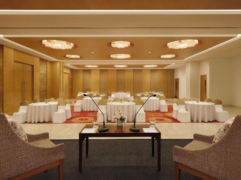 Four Points By Sheraton Hotel and Serviced Apt image