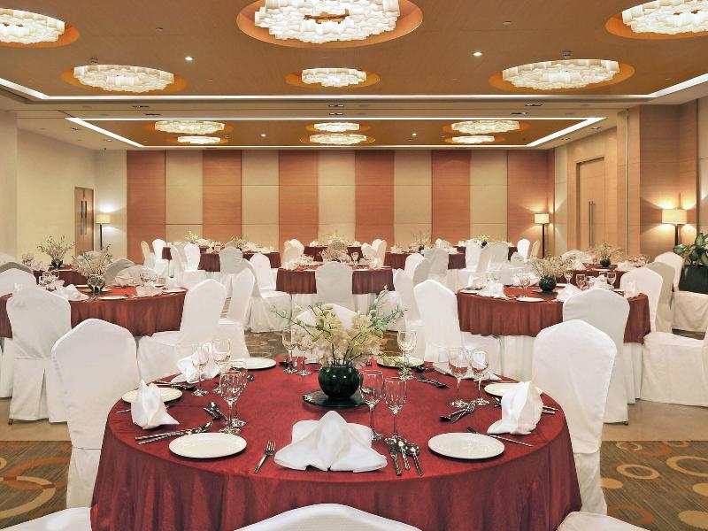 Four Points By Sheraton Hotel and Serviced Apt image