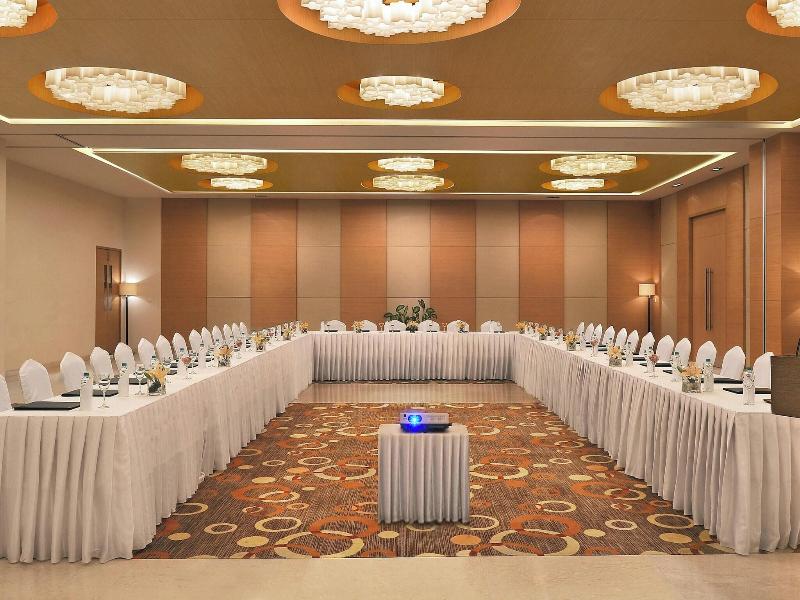 Four Points By Sheraton Hotel and Serviced Apt image