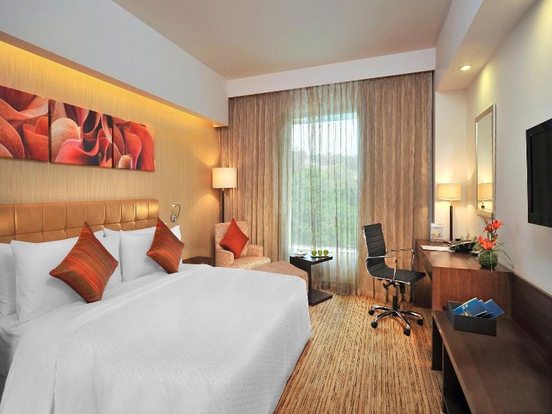 Four Points By Sheraton Hotel and Serviced Apt image