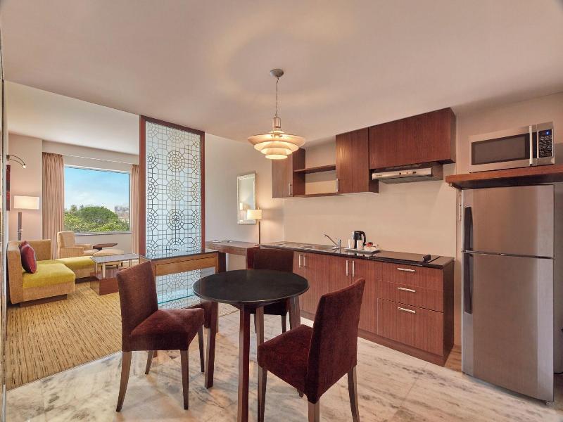 Four Points By Sheraton Hotel and Serviced Apt image