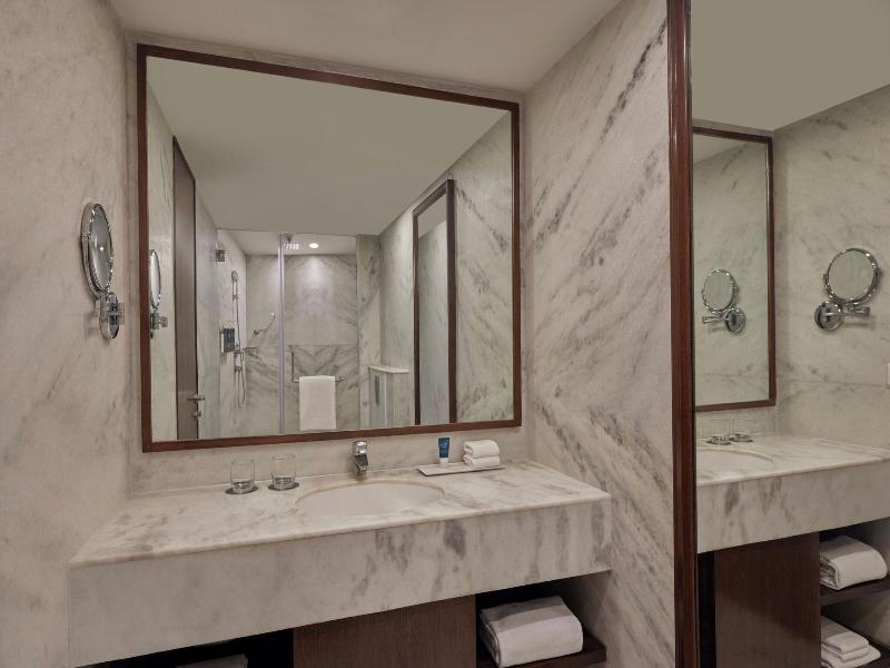 Four Points By Sheraton Hotel and Serviced Apt image