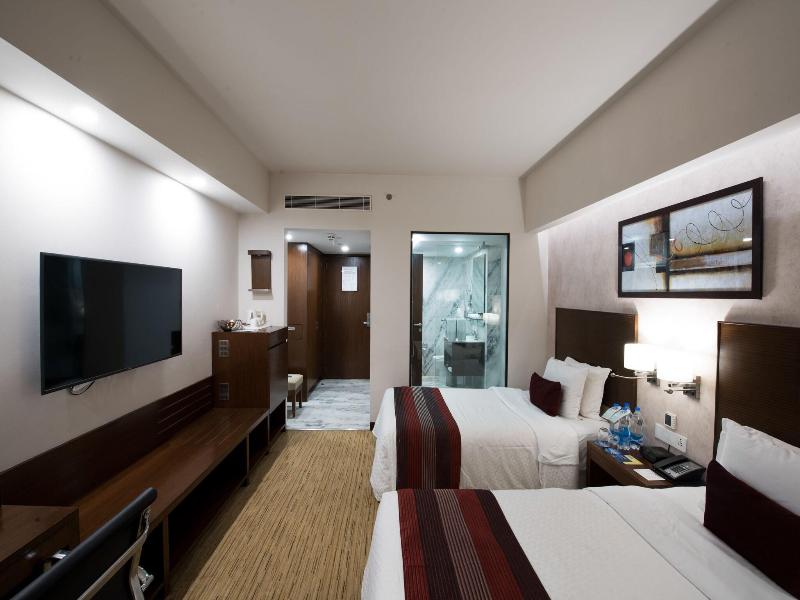 Four Points By Sheraton Hotel and Serviced Apt image