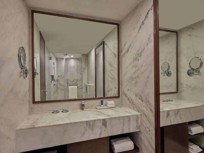 Four Points By Sheraton Hotel and Serviced Apt image