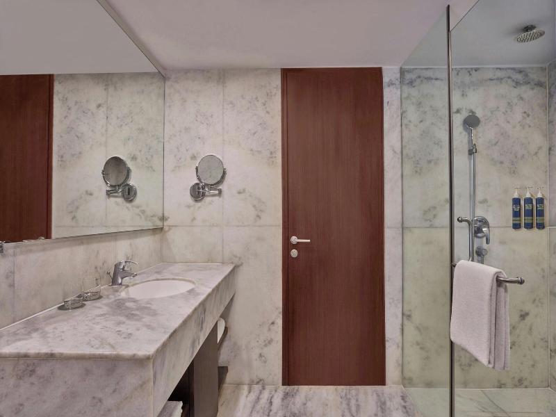 Four Points By Sheraton Hotel and Serviced Apt image
