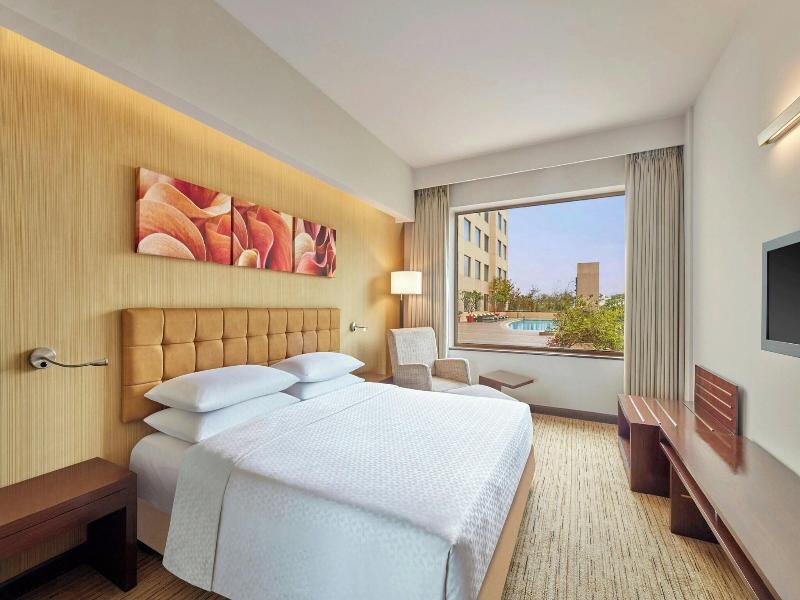 Four Points By Sheraton Hotel and Serviced Apt image