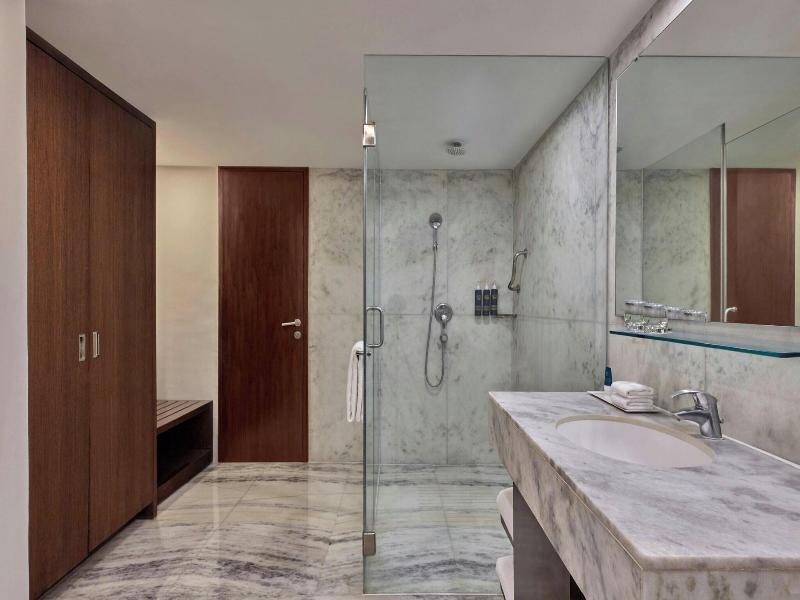 Four Points By Sheraton Hotel and Serviced Apt image