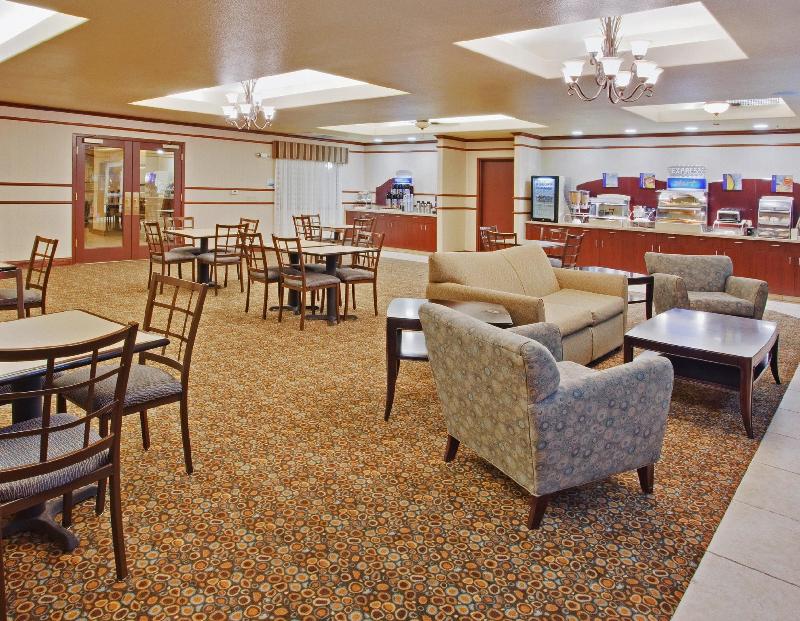 Holiday Inn Express and Suites Dinuba West