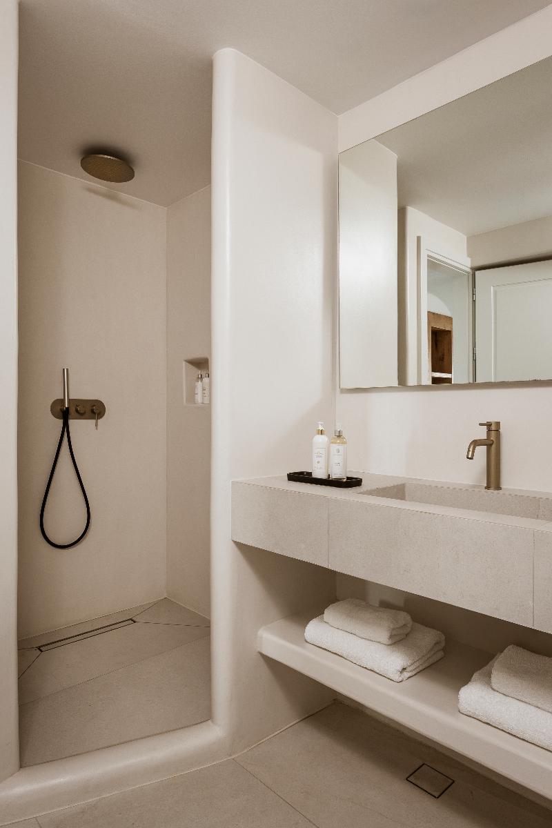 Aqua Luxury Suites image