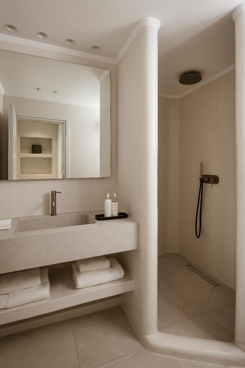 Aqua Luxury Suites image