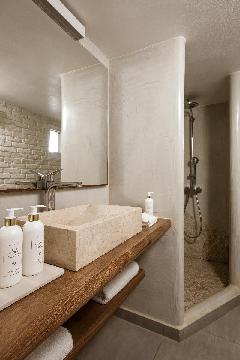 Aqua Luxury Suites image