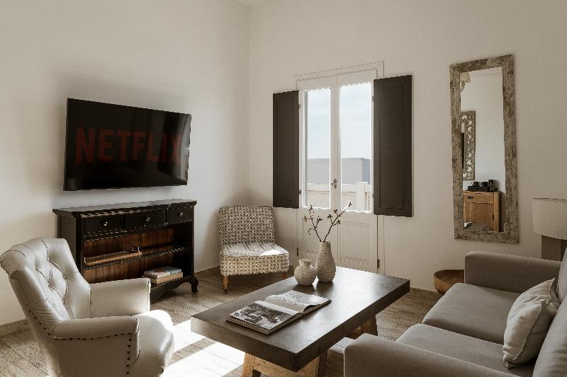 Aqua Luxury Suites image