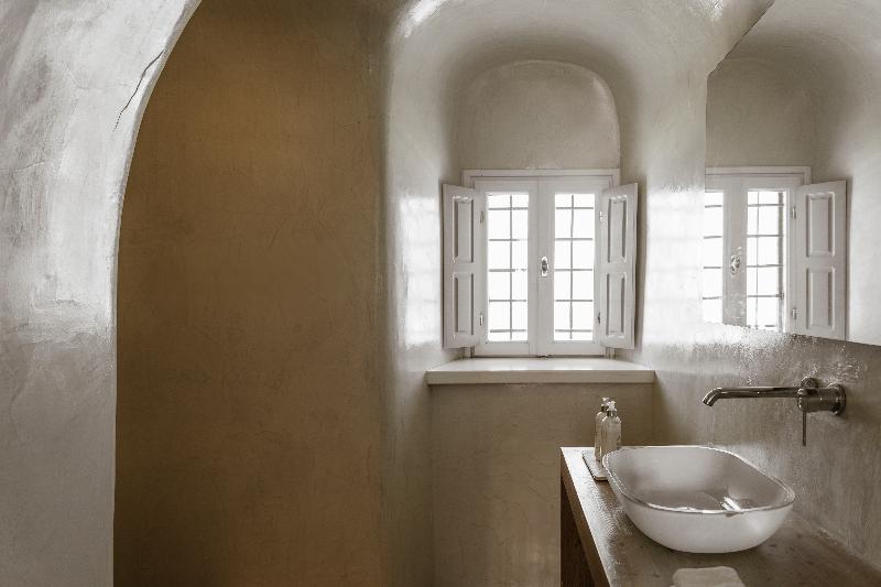 Aqua Luxury Suites image