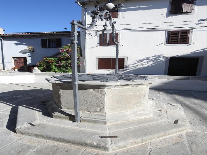 Vela Vrata image