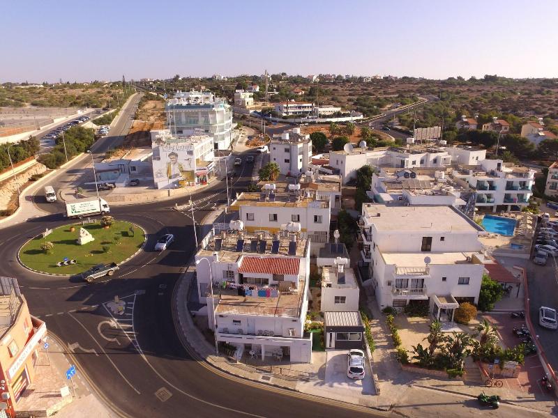 A. Maos Apts image