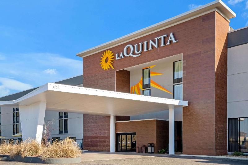 La Quinta Inn & Suites by Wyndham Columbus MS image