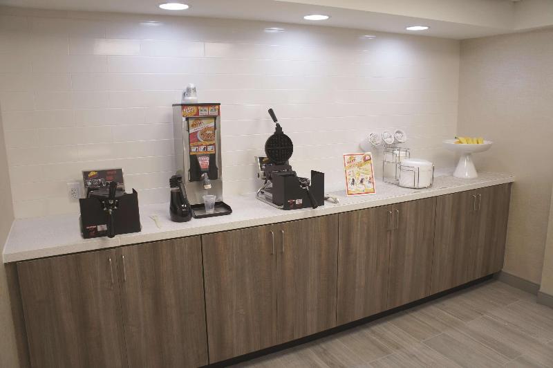 La Quinta Inn & Suites by Wyndham Columbus MS image
