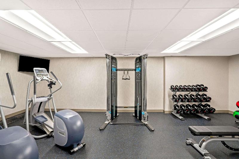 La Quinta Inn & Suites by Wyndham Columbus MS image