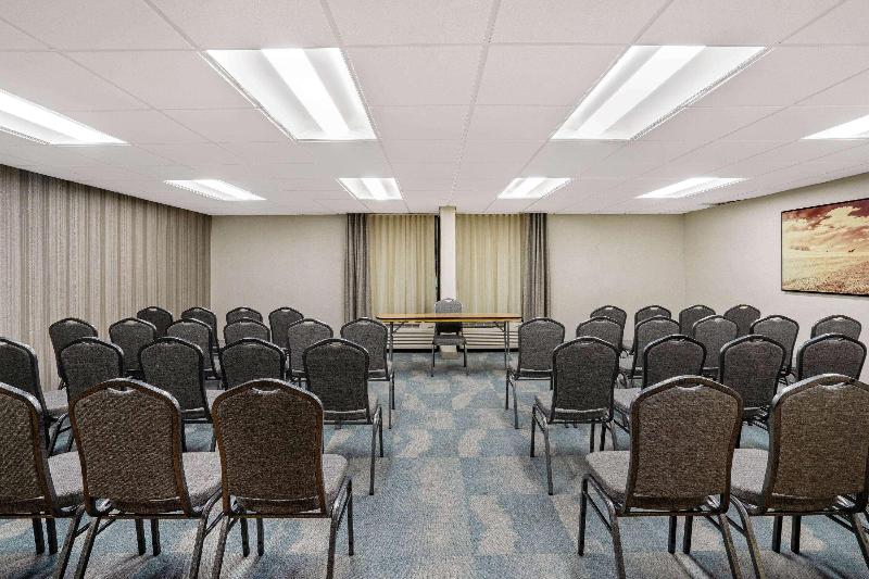 La Quinta Inn & Suites by Wyndham Columbus MS image