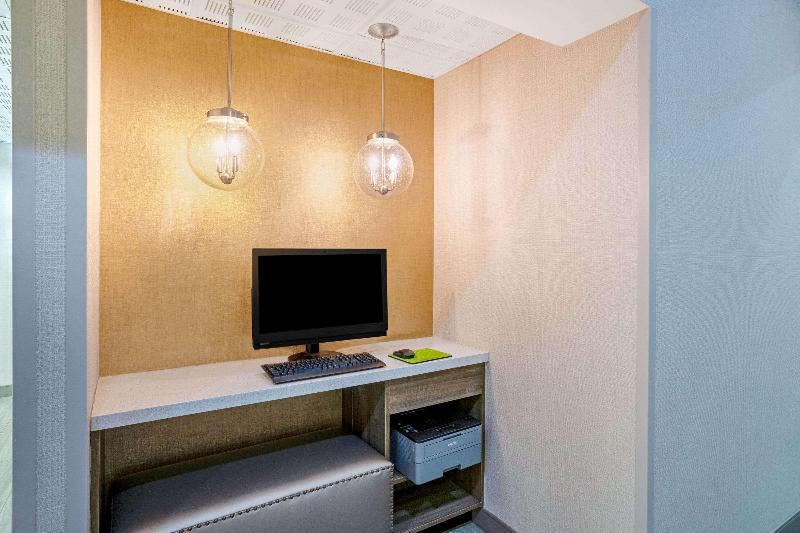 La Quinta Inn & Suites by Wyndham Columbus MS image