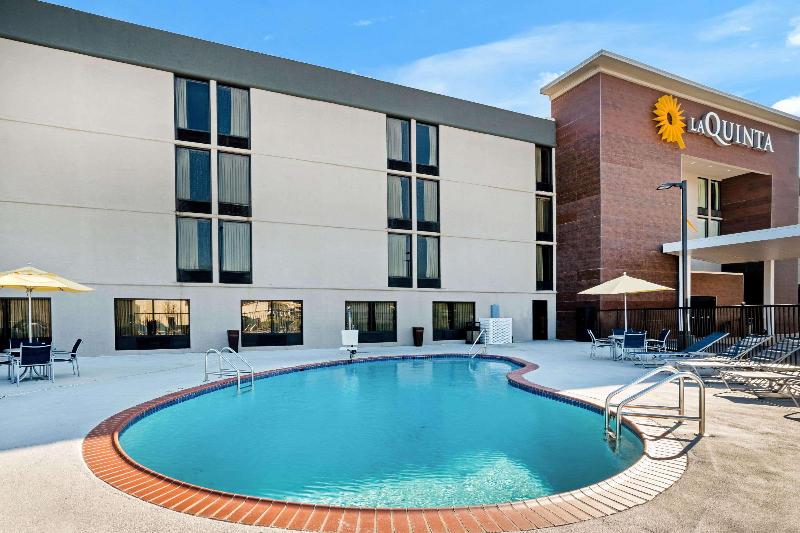 La Quinta Inn & Suites by Wyndham Columbus MS image