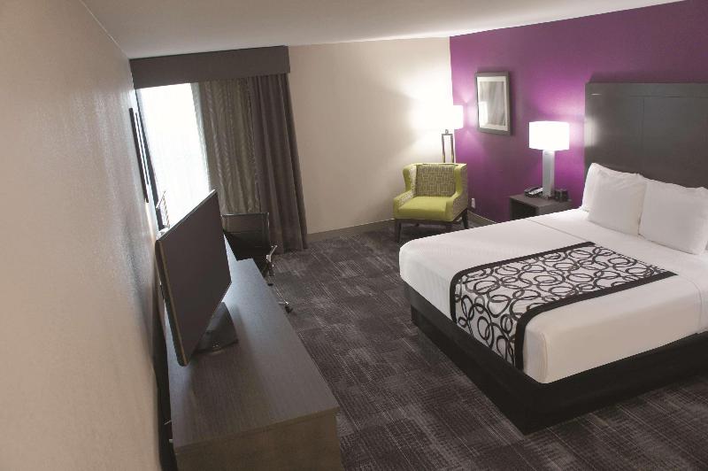 La Quinta Inn & Suites by Wyndham Columbus MS image