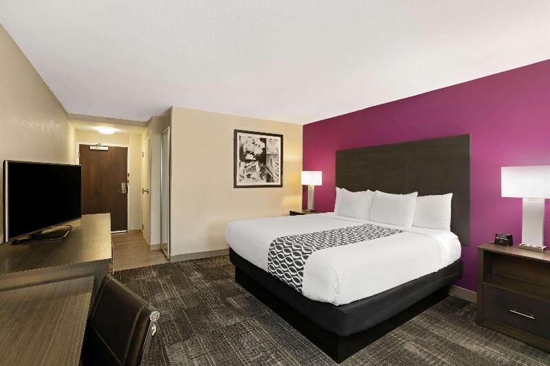 La Quinta Inn & Suites by Wyndham Columbus MS image