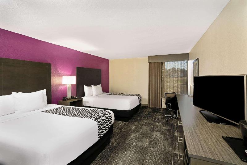 La Quinta Inn & Suites by Wyndham Columbus MS image