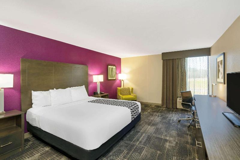 La Quinta Inn & Suites by Wyndham Columbus MS image