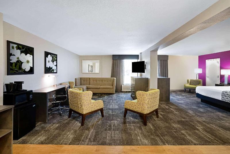 La Quinta Inn & Suites by Wyndham Columbus MS image