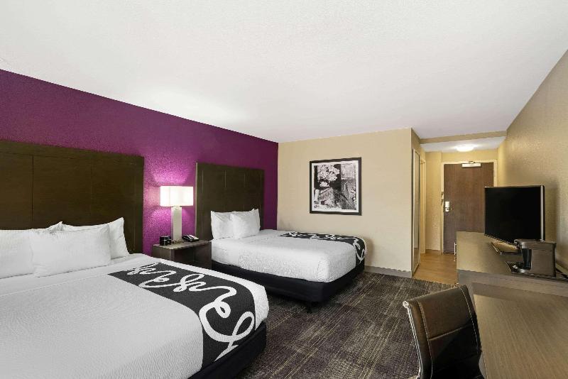 La Quinta Inn & Suites by Wyndham Columbus MS image