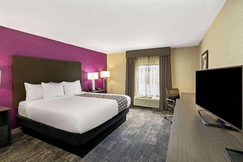 La Quinta Inn & Suites by Wyndham Columbus MS image