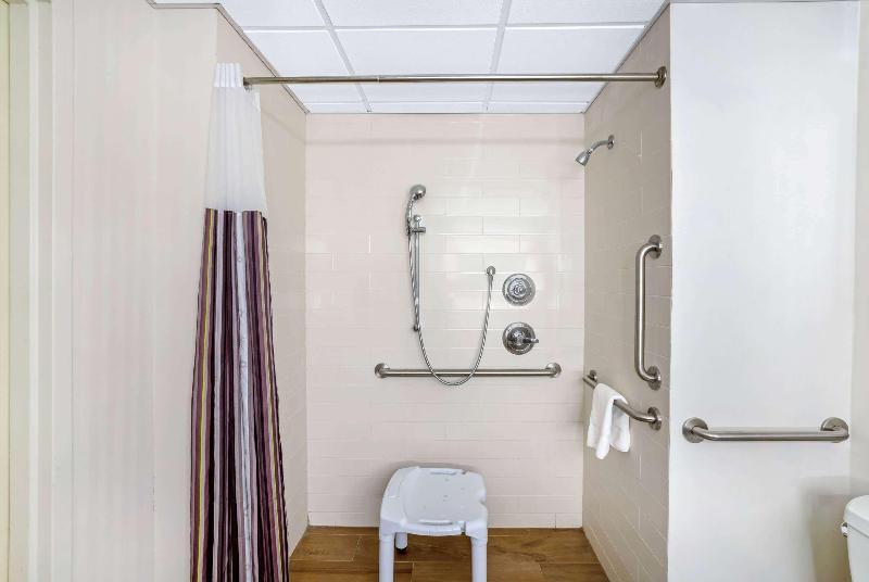 La Quinta Inn & Suites by Wyndham Columbus MS image