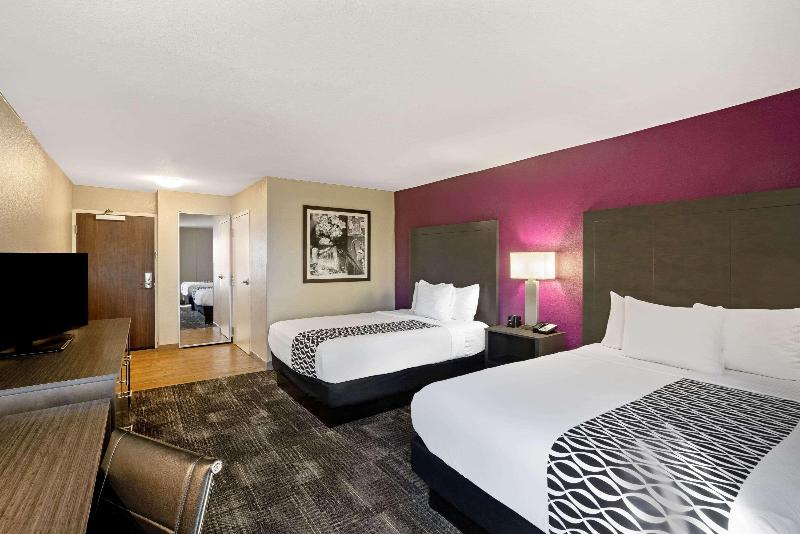 La Quinta Inn & Suites by Wyndham Columbus MS image