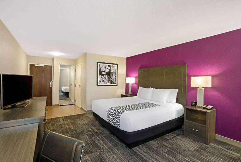 La Quinta Inn & Suites by Wyndham Columbus MS image