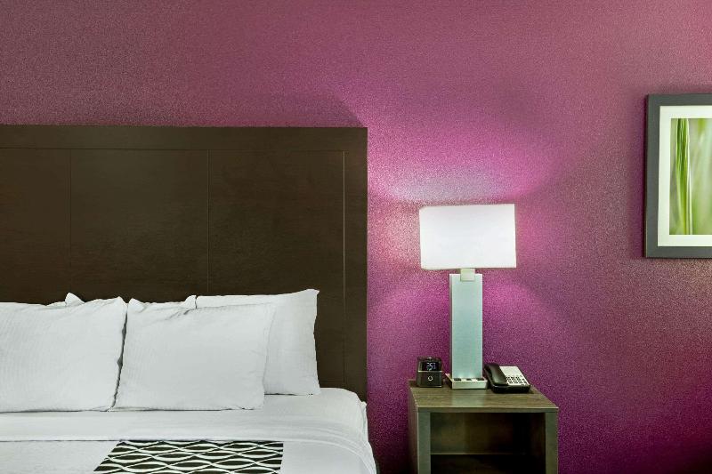 La Quinta Inn & Suites by Wyndham Columbus MS image