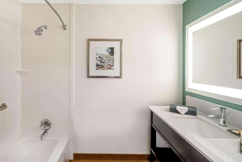 La Quinta Inn & Suites by Wyndham Columbus MS image
