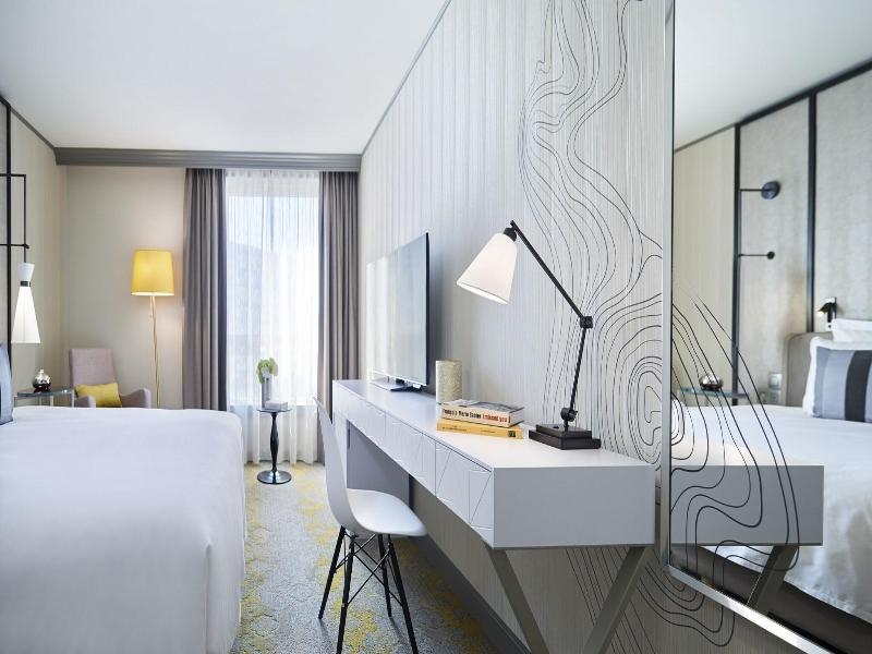 Renaissance Paris La Defense image