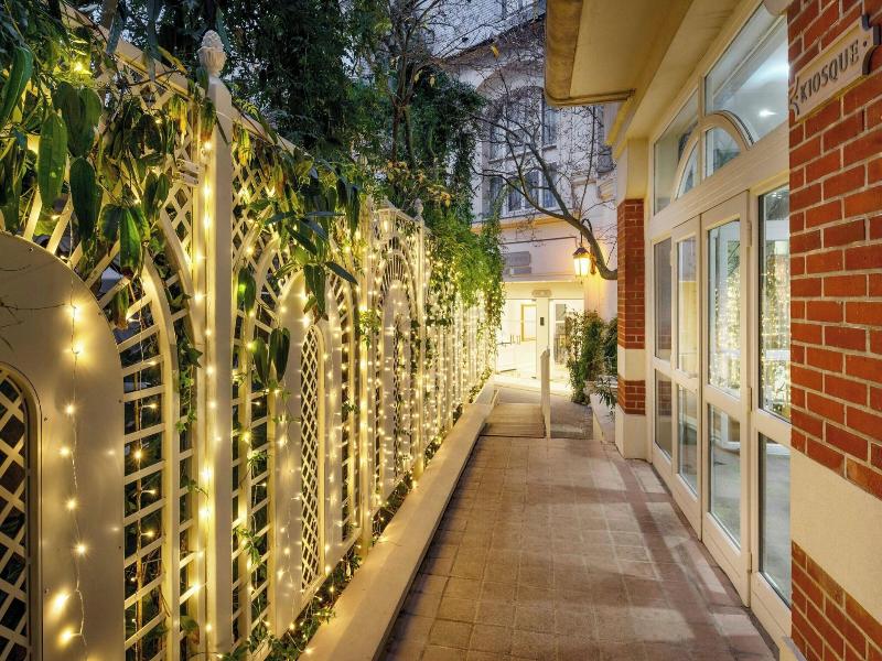 Renaissance Paris Le Parc Trocadero Hotel image