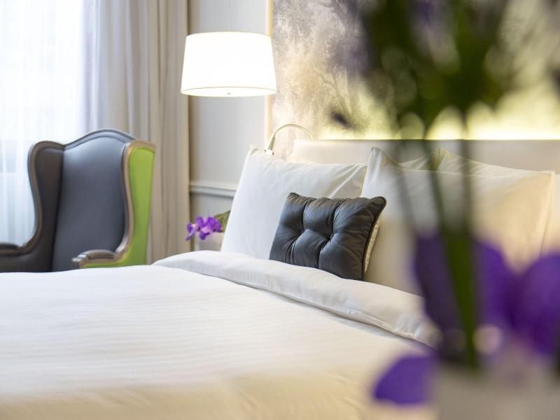 Renaissance Paris Le Parc Trocadero Hotel image