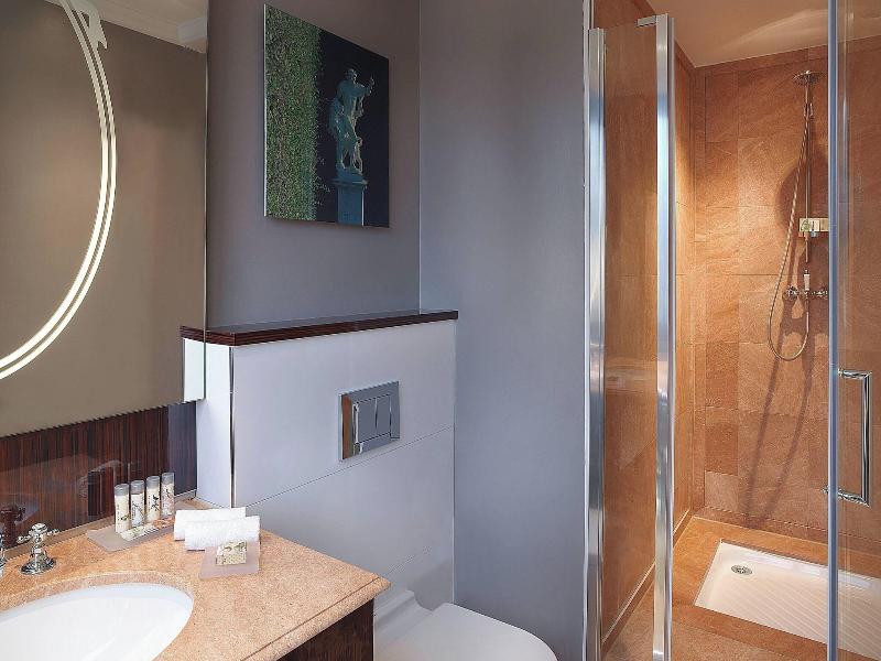 Renaissance Paris Le Parc Trocadero Hotel image