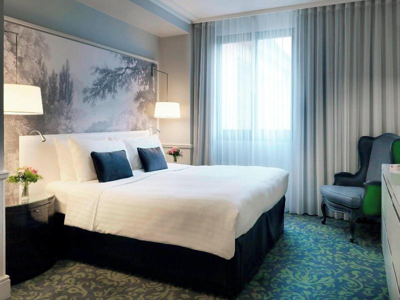 Renaissance Paris Le Parc Trocadero Hotel image