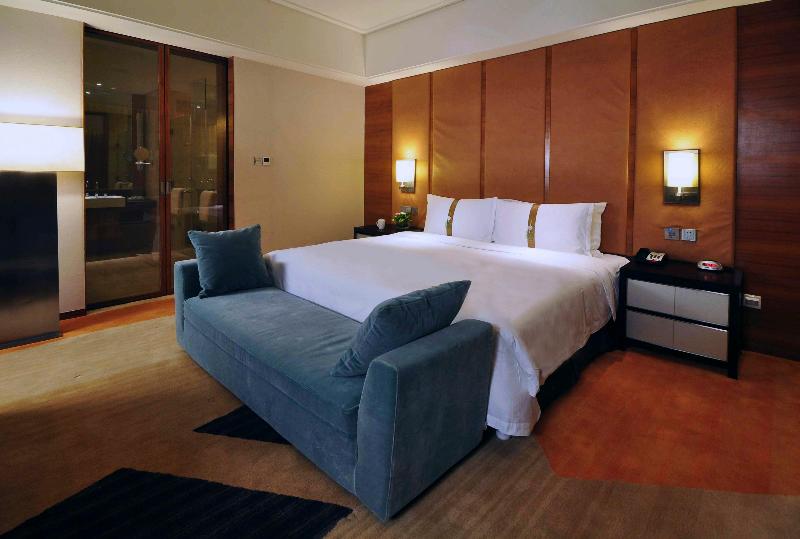 Holiday Inn City Centre Qingdao image