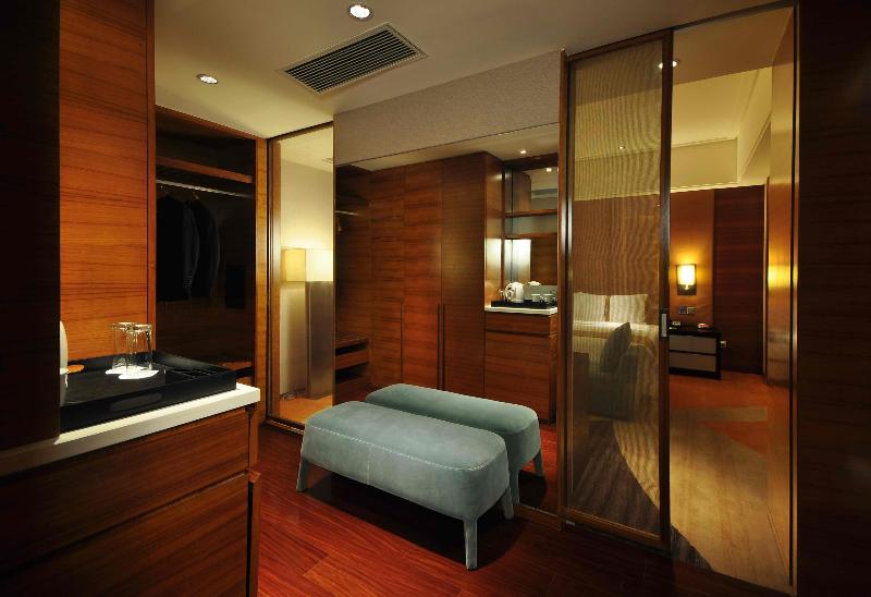 Holiday Inn City Centre Qingdao image