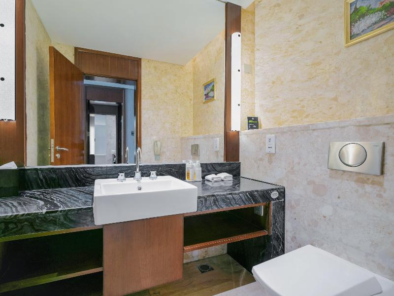 Holiday Inn City Centre Qingdao image