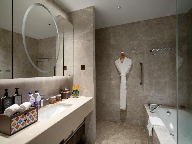 Yuexiu Hotel Guangzhou, Curio Collection by Hilton image