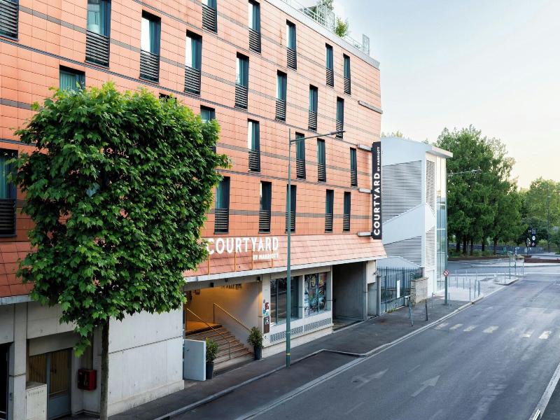 Courtyard Paris Arcueil image